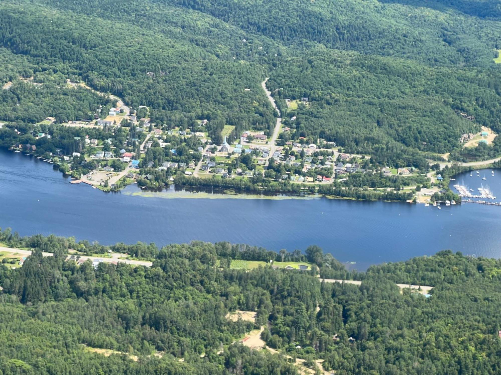 Chambres dans Chalet Vue sur la Riviere Spa ,près du Parc National de la Mauricie Grandes Piles Esterno foto